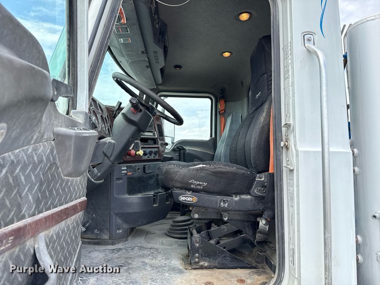 image for item EJ4614 2015 Mack CXU633 semi truck