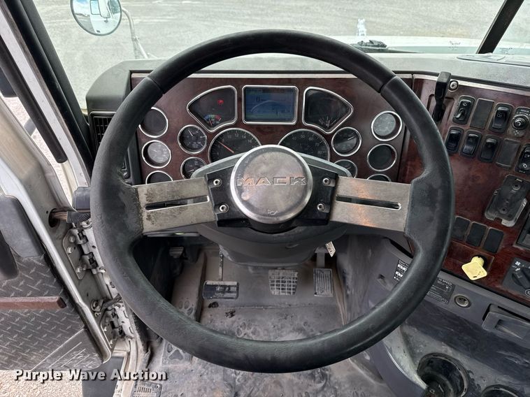 image for item EJ4614 2015 Mack CXU633 semi truck