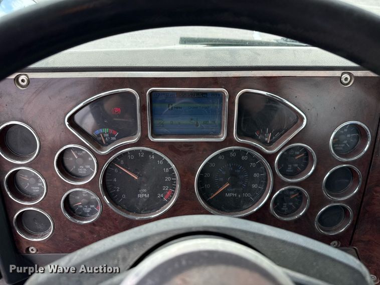 image for item EJ4614 2015 Mack CXU633 semi truck