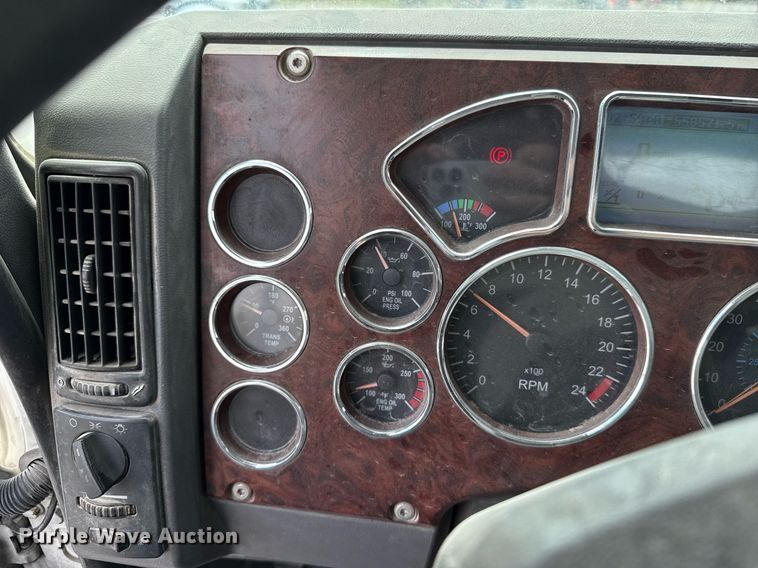 image for item EJ4614 2015 Mack CXU633 semi truck