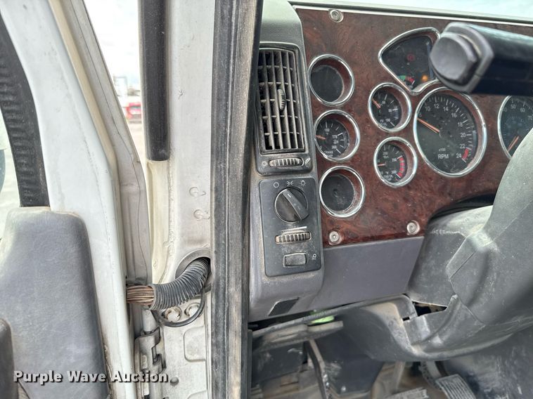 image for item EJ4614 2015 Mack CXU633 semi truck