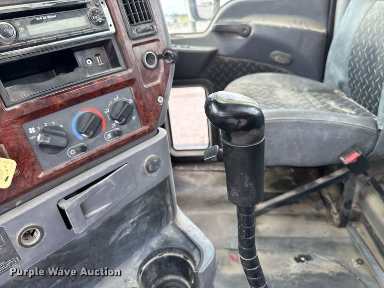 image for item EJ4614 2015 Mack CXU633 semi truck