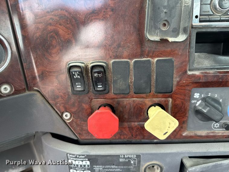 image for item EJ4614 2015 Mack CXU633 semi truck