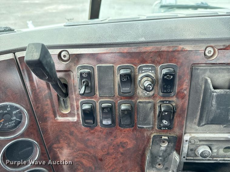 image for item EJ4614 2015 Mack CXU633 semi truck