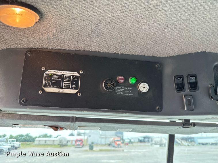 image for item EJ4614 2015 Mack CXU633 semi truck