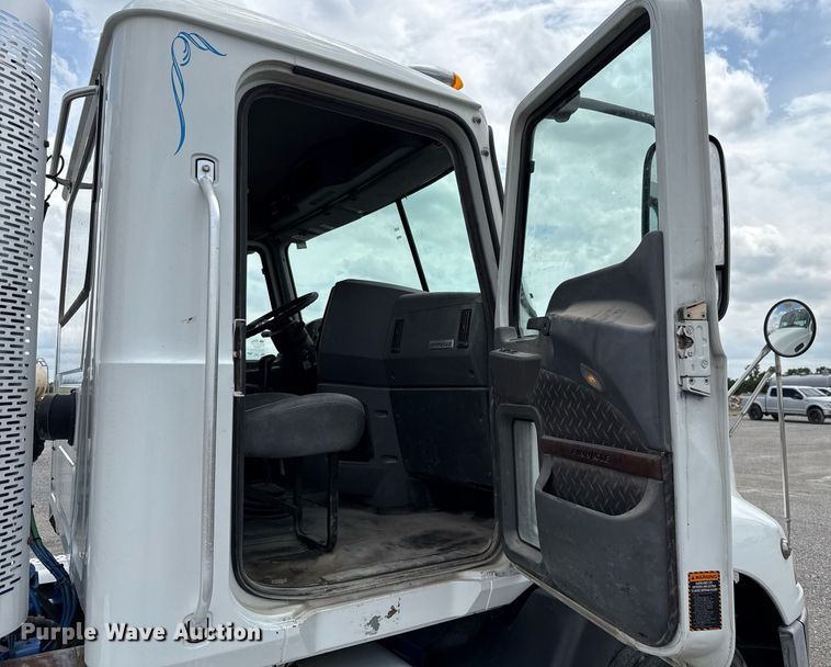 image for item EJ4614 2015 Mack CXU633 semi truck