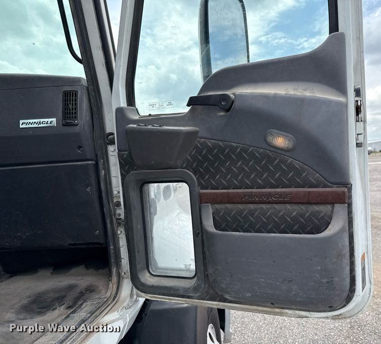 image for item EJ4614 2015 Mack CXU633 semi truck