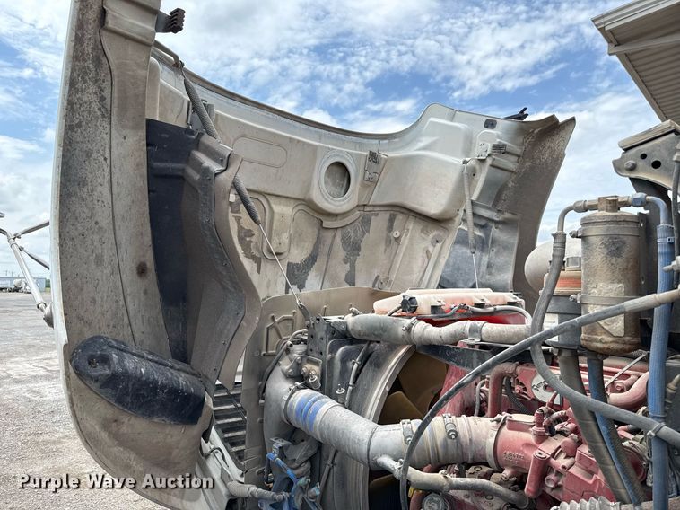 image for item EJ4614 2015 Mack CXU633 semi truck