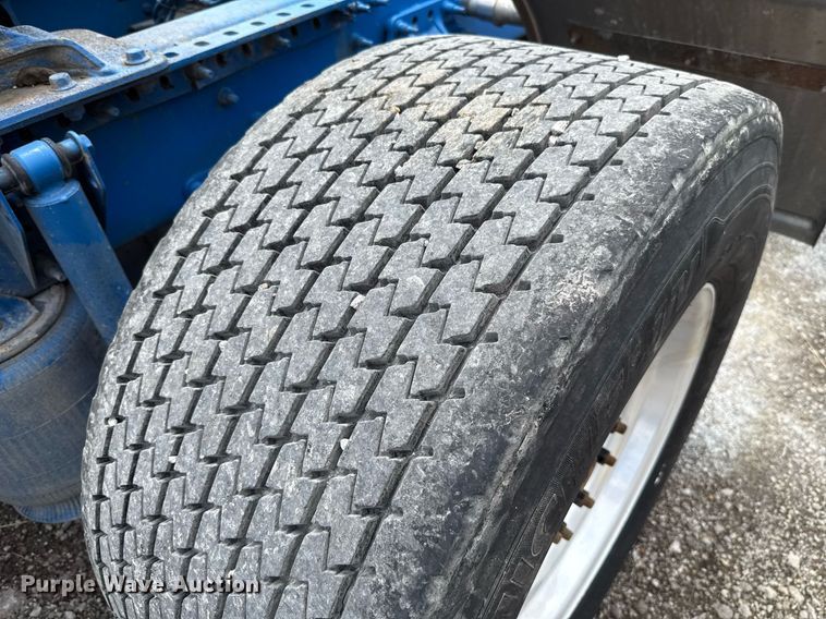 image for item EJ4614 2015 Mack CXU633 semi truck