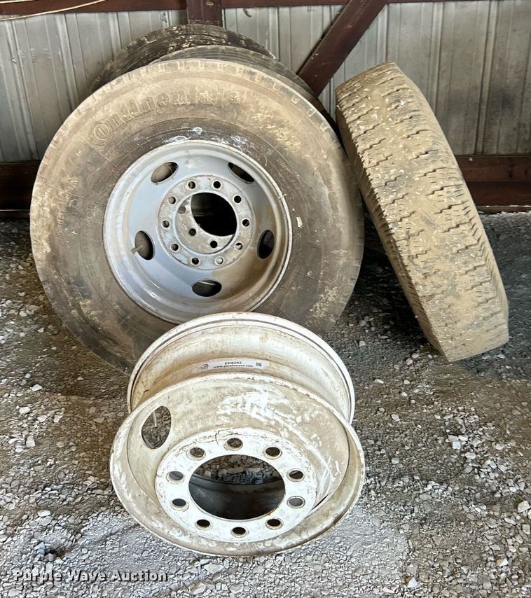 image for item EK8292 (11) Tires and wheel