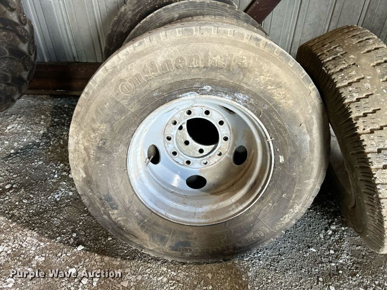 image for item EK8292 (11) Tires and wheel