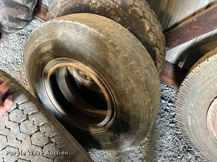 image for item EK8292 (11) Tires and wheel