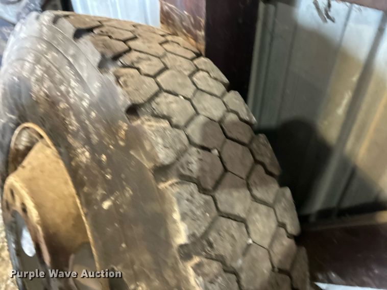 image for item EK8292 (11) Tires and wheel