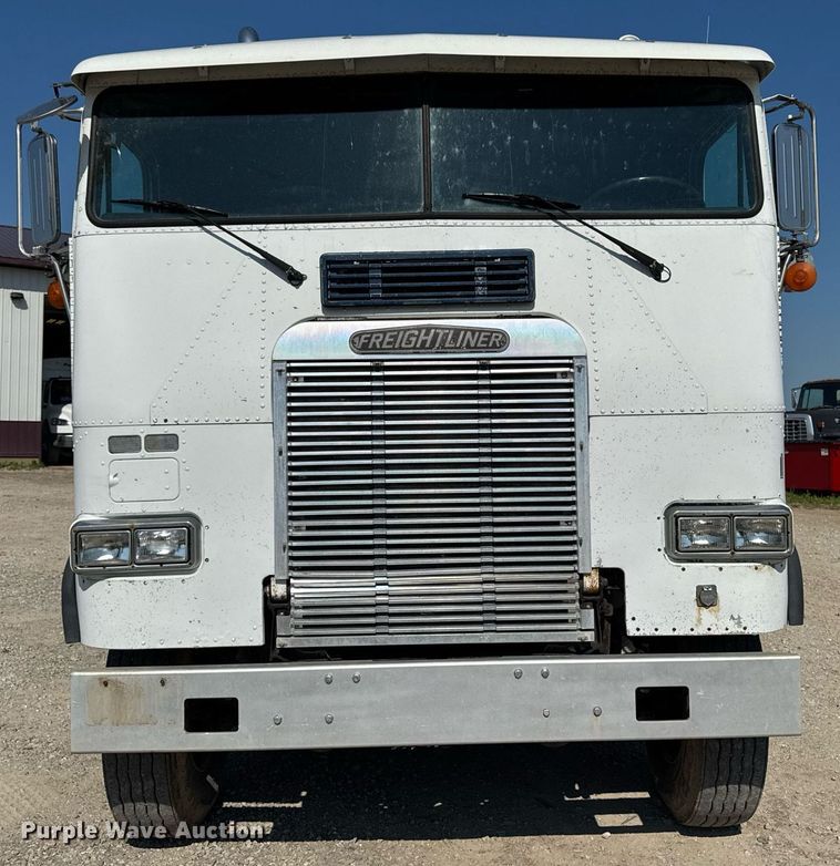 image for item EM2110 1992 Freightliner USF-1E semi truck