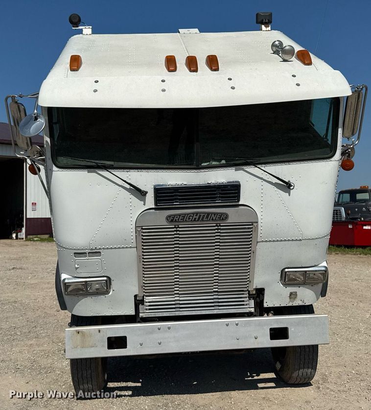 image for item EM2110 1992 Freightliner USF-1E semi truck