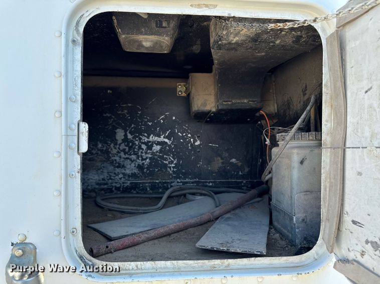 image for item EM2110 1992 Freightliner USF-1E semi truck