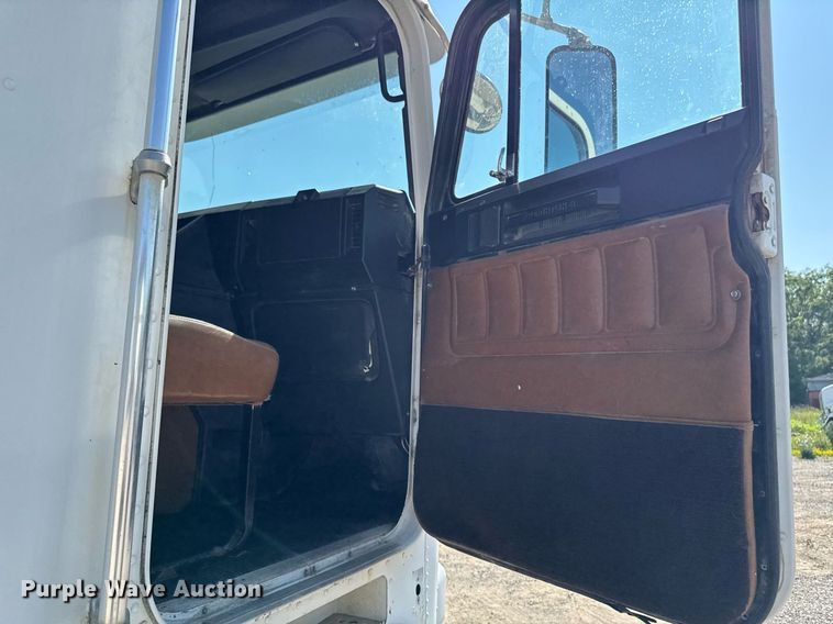 image for item EM2110 1992 Freightliner USF-1E semi truck