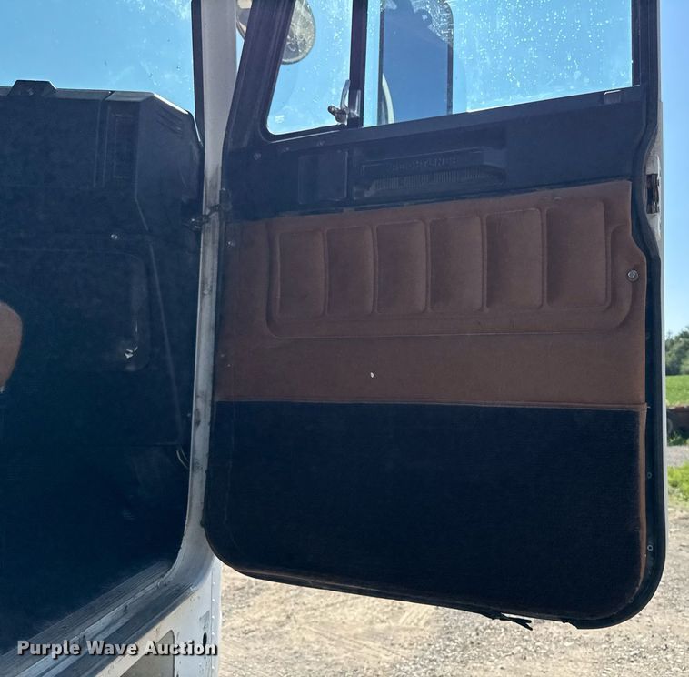 image for item EM2110 1992 Freightliner USF-1E semi truck