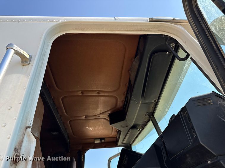 image for item EM2110 1992 Freightliner USF-1E semi truck