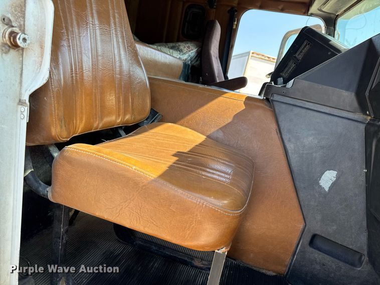 image for item EM2110 1992 Freightliner USF-1E semi truck