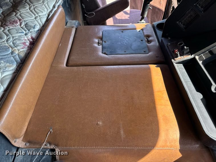 image for item EM2110 1992 Freightliner USF-1E semi truck