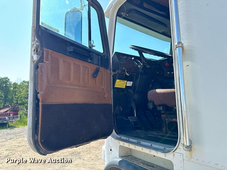 image for item EM2110 1992 Freightliner USF-1E semi truck