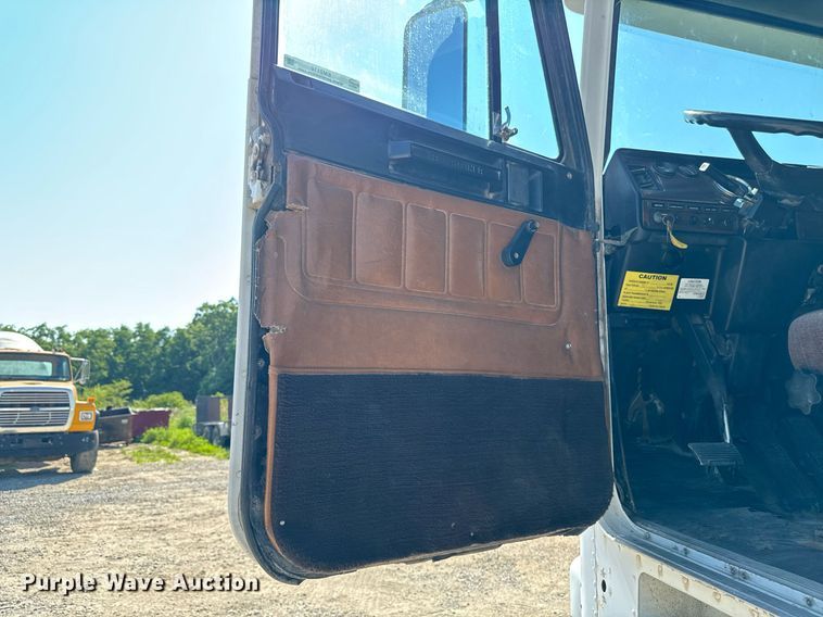 image for item EM2110 1992 Freightliner USF-1E semi truck