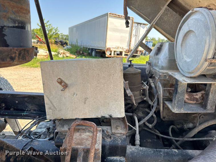 image for item EM2110 1992 Freightliner USF-1E semi truck