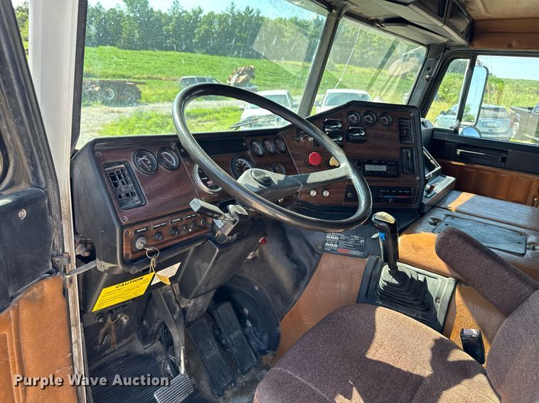 image for item EM2110 1992 Freightliner USF-1E semi truck