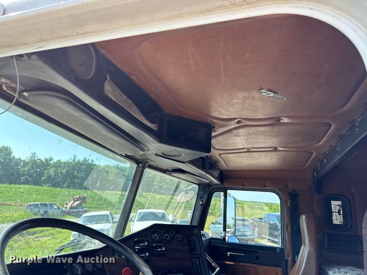 image for item EM2110 1992 Freightliner USF-1E semi truck