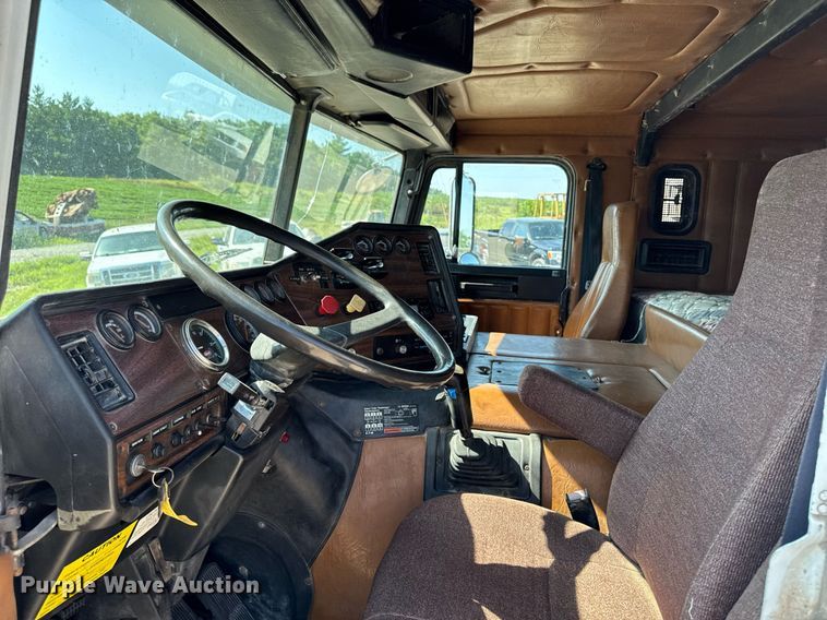 image for item EM2110 1992 Freightliner USF-1E semi truck