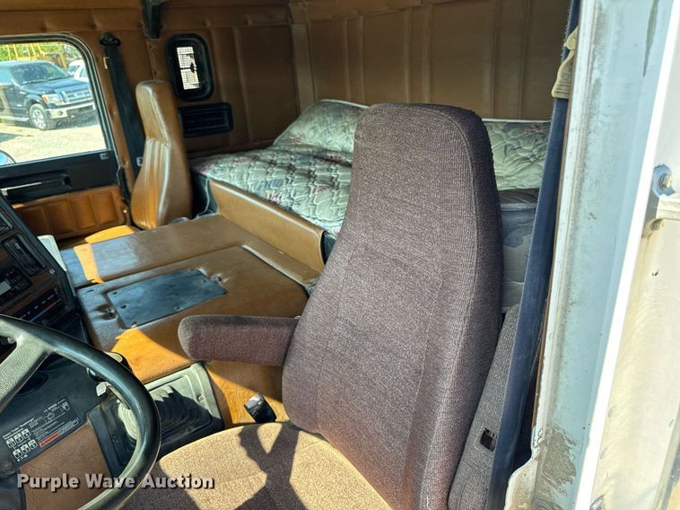 image for item EM2110 1992 Freightliner USF-1E semi truck