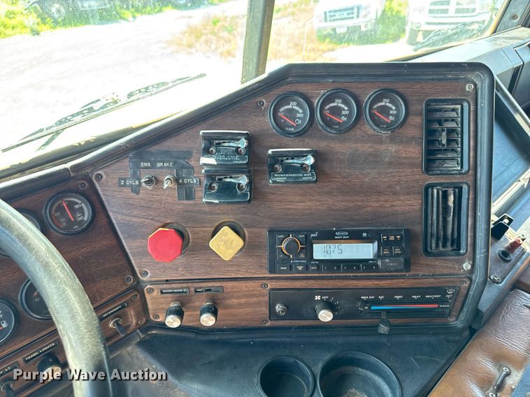 image for item EM2110 1992 Freightliner USF-1E semi truck