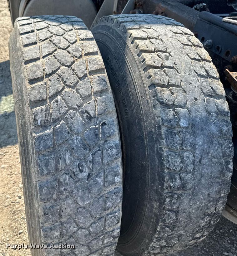 image for item EM2110 1992 Freightliner USF-1E semi truck