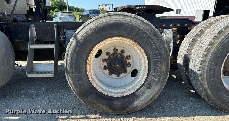 image for item EM2110 1992 Freightliner USF-1E semi truck