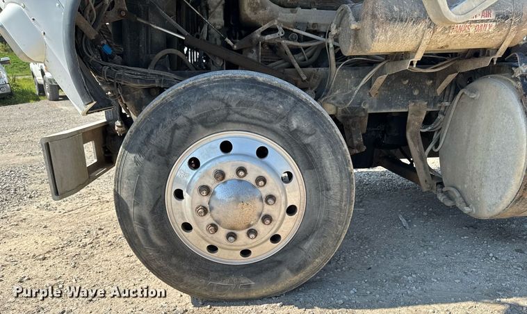 image for item EM2110 1992 Freightliner USF-1E semi truck