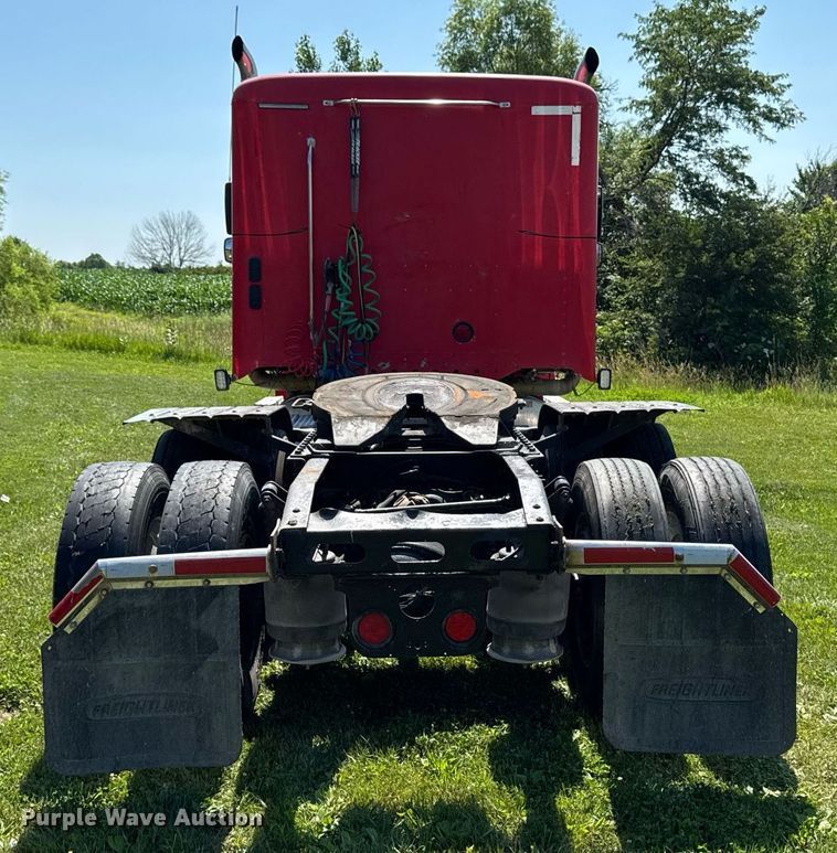 image for item EM2112 2005 Freightliner Columbia semi truck