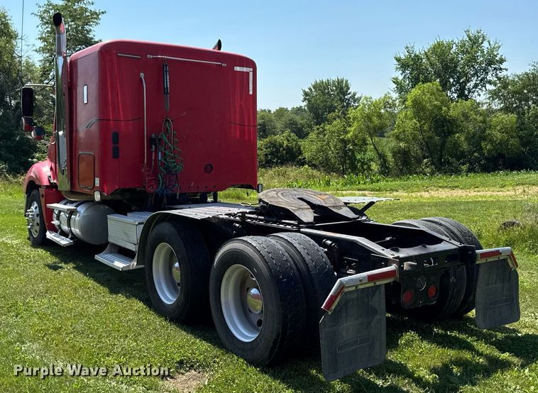 image for item EM2112 2005 Freightliner Columbia semi truck