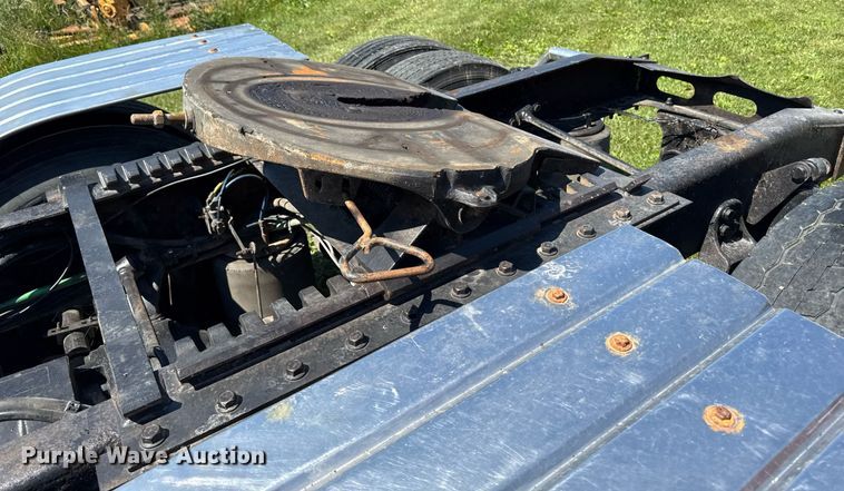 image for item EM2112 2005 Freightliner Columbia semi truck