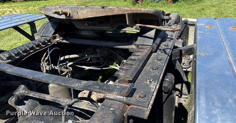 image for item EM2112 2005 Freightliner Columbia semi truck