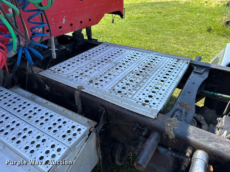 image for item EM2112 2005 Freightliner Columbia semi truck