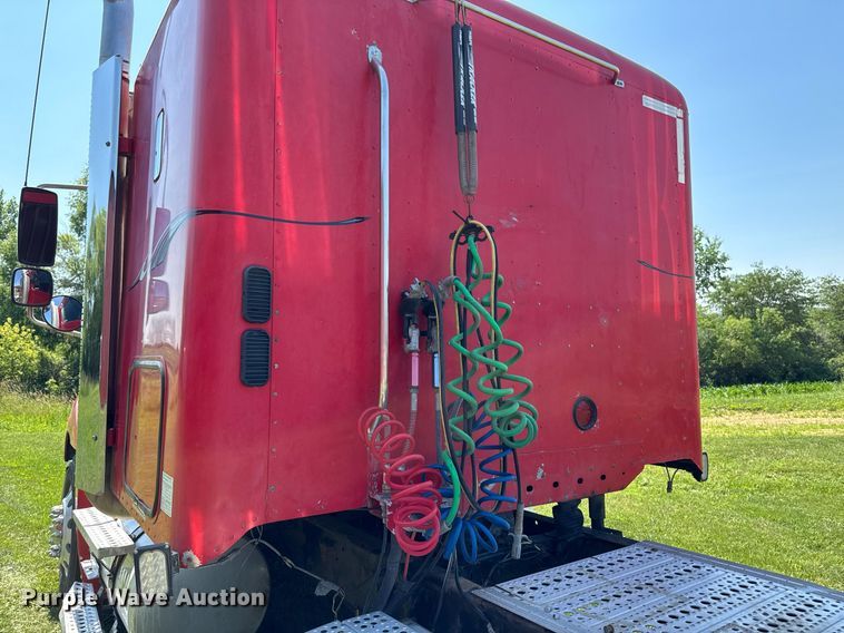 image for item EM2112 2005 Freightliner Columbia semi truck