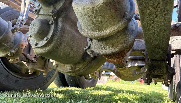 image for item EM2112 2005 Freightliner Columbia semi truck