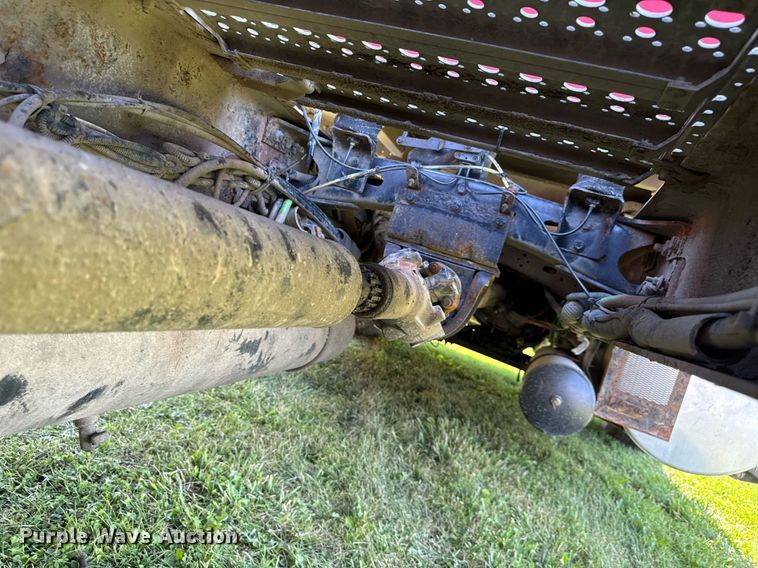 image for item EM2112 2005 Freightliner Columbia semi truck