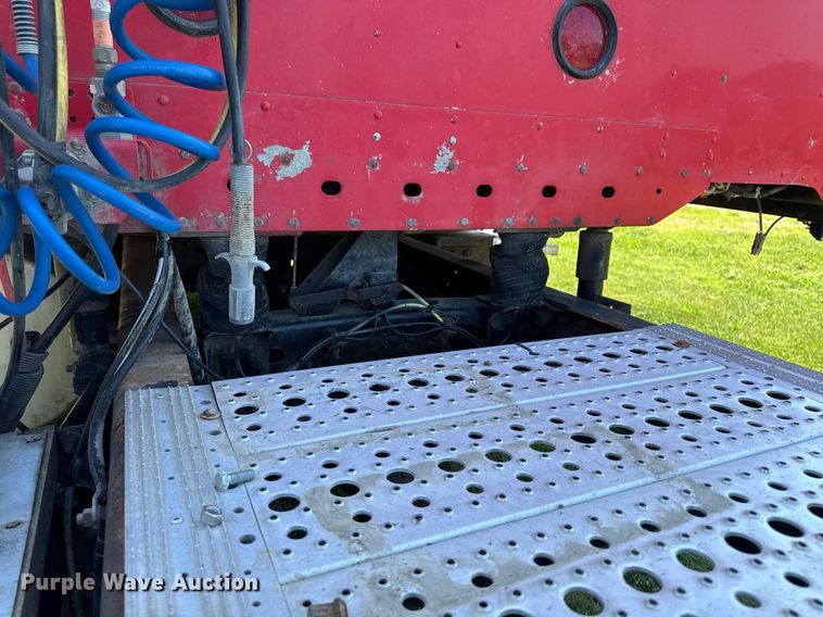 image for item EM2112 2005 Freightliner Columbia semi truck