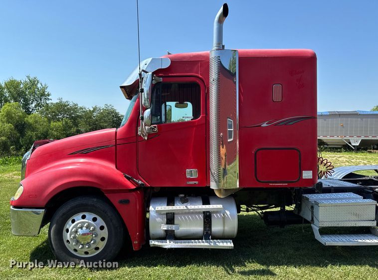 image for item EM2112 2005 Freightliner Columbia semi truck
