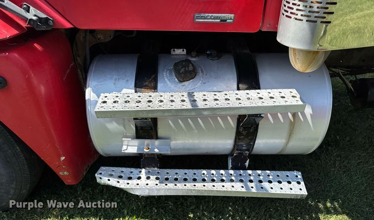 image for item EM2112 2005 Freightliner Columbia semi truck