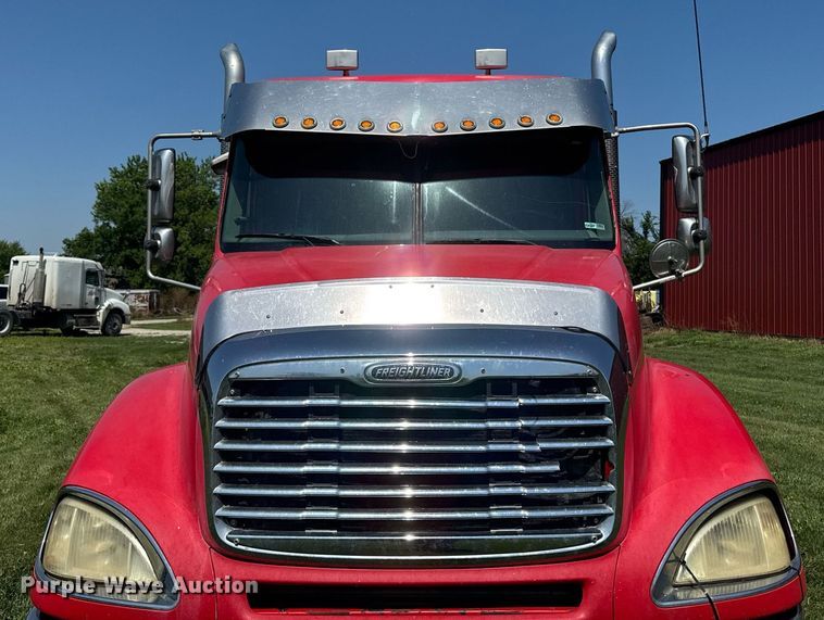 image for item EM2112 2005 Freightliner Columbia semi truck