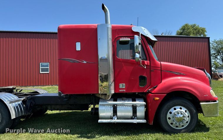 image for item EM2112 2005 Freightliner Columbia semi truck