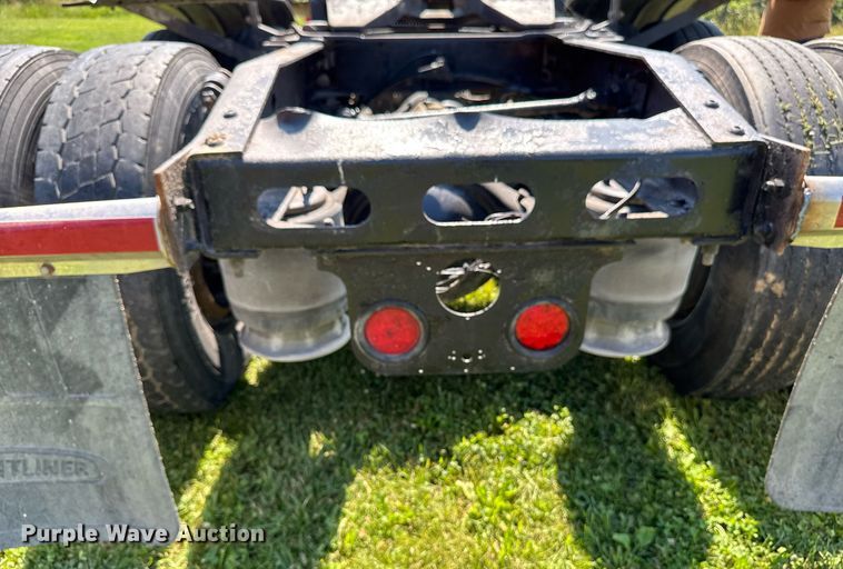 image for item EM2112 2005 Freightliner Columbia semi truck